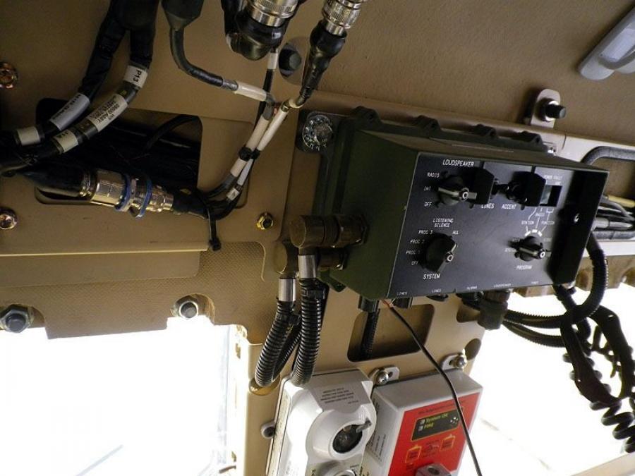Детали интерьера Oshkosh M-ATV 2009 года  (фото 241 из 676)
